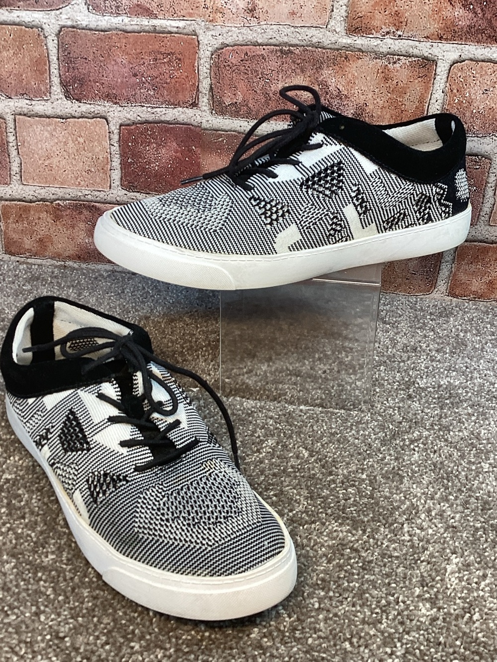 Clarks Glove Glitter Womens back & white knit sneakers size 6.5